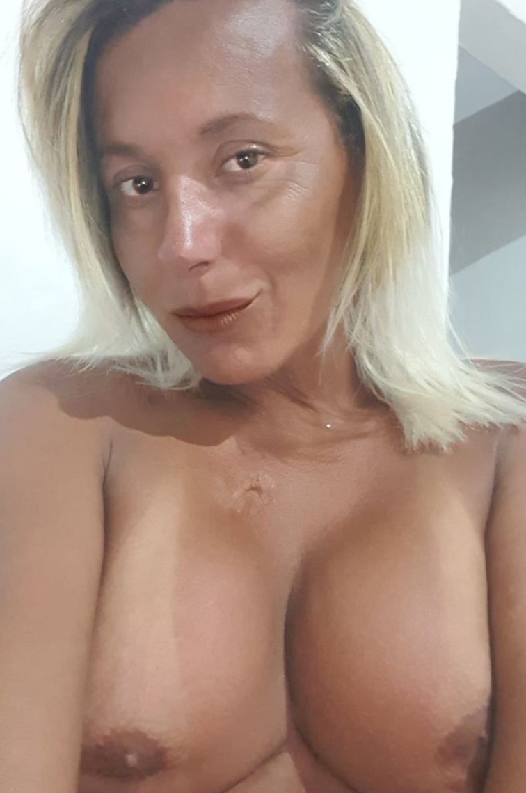 AGATA BRAVISSIMA E MOLTO GOLOSA CON UN BELLISSIMO ATTREZZO BELLO POTENTE E RIPIENO..  